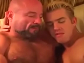 Padre se coge a hijo después de la piscina