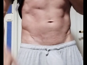 Le beau norik se branle jusqu'au jus