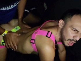 Orgia bareback pt01 com marc ferri, maldonato gp e social sem camisa nas cabines do dedalos bar (completo no red)